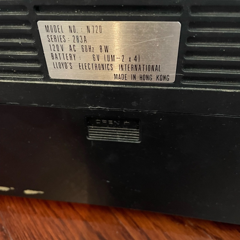 Vintage Lloyd’s AM/FM Radio 📻 - Picture 4 of 4